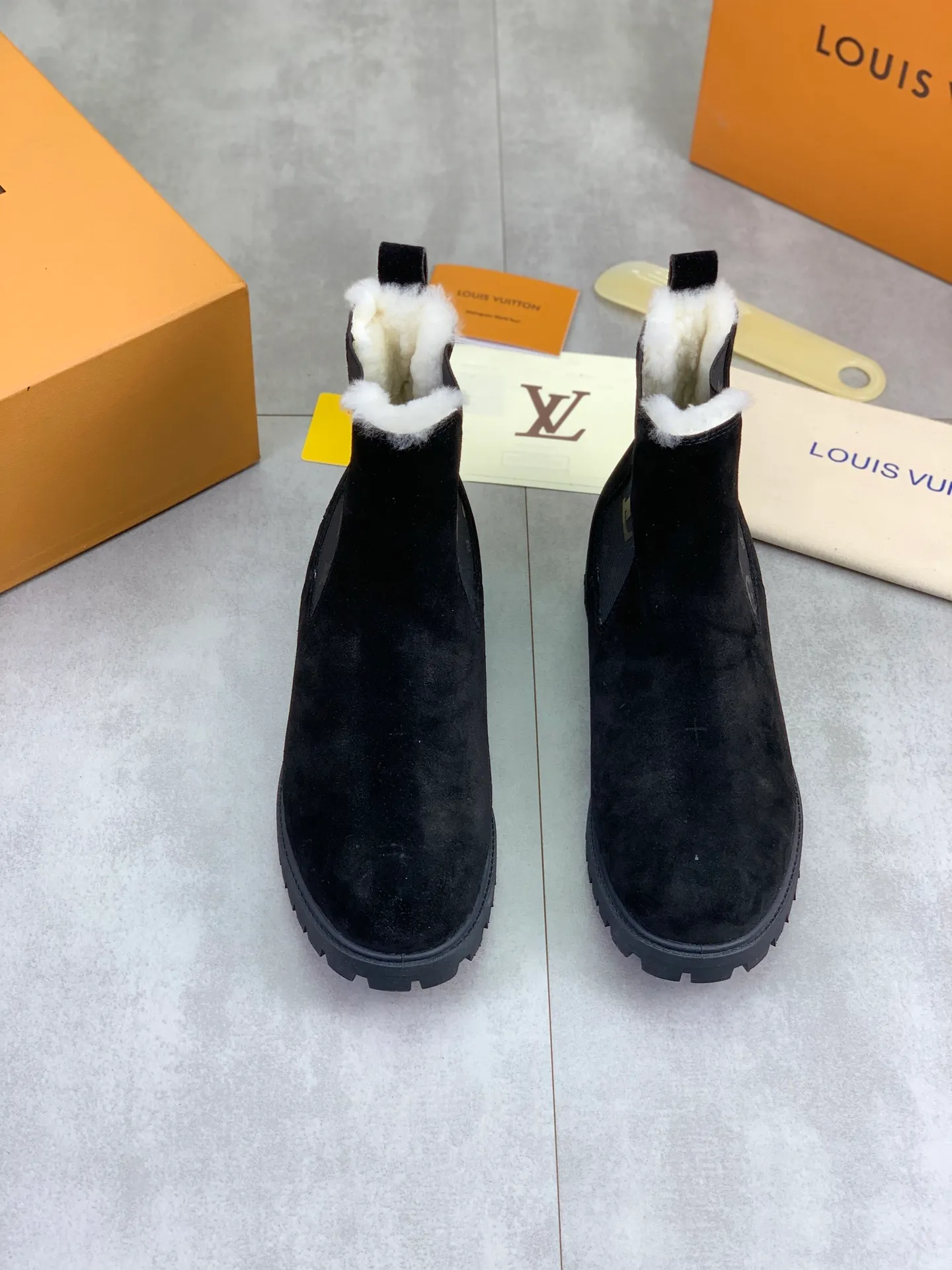 Factory price P900 💰💎💎💎High version of new men's shoes. Purchasing quality◾️◽️LV～Louis Vuitton boots series! by Virgin Abloh The most beautiful sneakers, Lv Brand strongly recommends new products, official website limited edition retro basketball sneakers! Both the high-top and low-top models spent money to purchase 1:1 accurate reproductions of the originals. The details are invincible and full of sincerity. The imported custom-made original frosted cowhide leather is packaged in the same way as the originals. The details are 100% restored. The privately customized originals are combined into a non-slip, wear-resistant and lightweight foam outsole. It is different from other brands. Without the original version, this effect cannot be achieved! L’s best-looking men’s shoes in the past, don’t miss it! Calfskin lining: Imported water-dyed cowhide lining/foot pad Outsole: lightweight foaming and non-slip Size: Men's 39-44 (38, 45 customized, non-refundable)